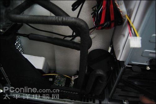 机箱最大的亮点就在于此,我们可以清楚的看到,它的内部具有多条导管的管线,并且特殊的设备连接,但后部风扇上还有热管帮助散热。 Xpressar RCS100是全球首款直流变频压缩机制冷系统。压缩机制冷的原理和冰箱完全相同。低温、低压的液态制冷剂经过覆盖在CPU顶部的冷却块,吸收CPU散热出的热量后蒸发为低温、低压的气态,再经过微型压缩机的加压,成为高温、高压的气态后流向带有风扇的冷却排,变成低温、高压的液态,并再次过程中将从CPU携带至此的热量排出;最后制冷剂流经真空管,再度变成低温、低压的液态,