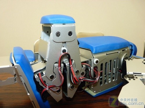世界最复杂机箱 智能机器人PC公开发售_