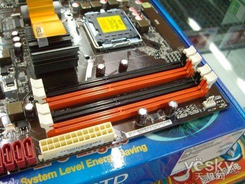 DDR3要普及 华硕一键超频版P43主板暑期热卖