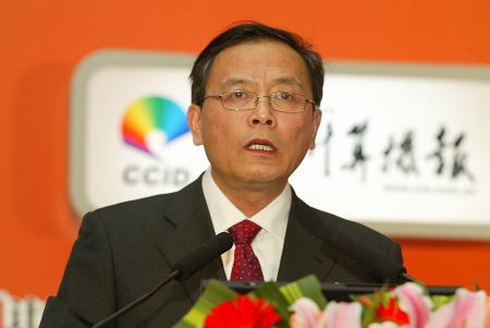 图文:信息产业部电信管理局副局长鲁阳致辞