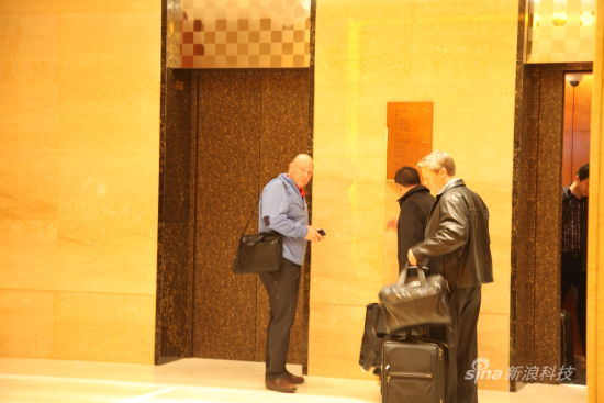 2012��12��6�����磬΢��CEO����Ĭ�����ڱ���ϣ���پƵ꣬�ڶ���ͣ���ڼ����ݷ������뼯��CEO��Ԫ�졣