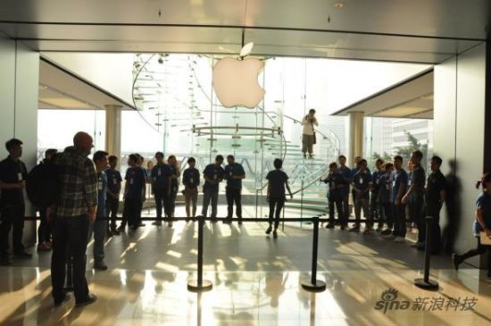 图为香港IFC点 iPad mini发售首日现场