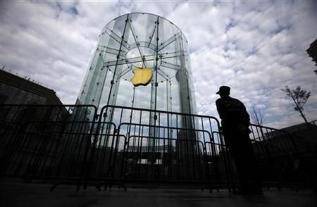 由于担心iPhone增速放缓最终失去智能手机市场的主导地位,苹果股价在周四盘前交易中下挫9%。
