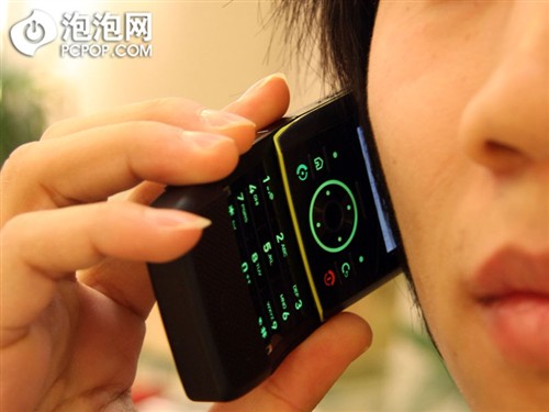 与众不同摩托罗拉滑盖智能Z8外观评测(2)