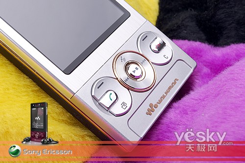 做kaixin达人 索尼爱立信W715真机图赏