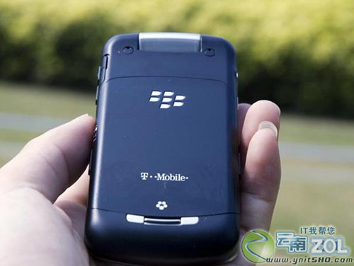 首款翻盖造型 黑莓8220智能手机2K出头_手机