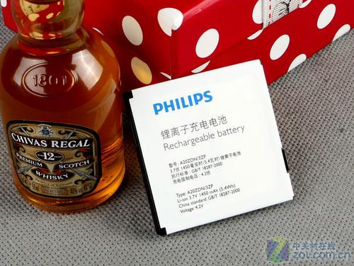 OPhone再添猛将飞利浦V900外观评测(4)