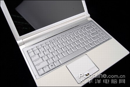 银色与白色交融的键盘区