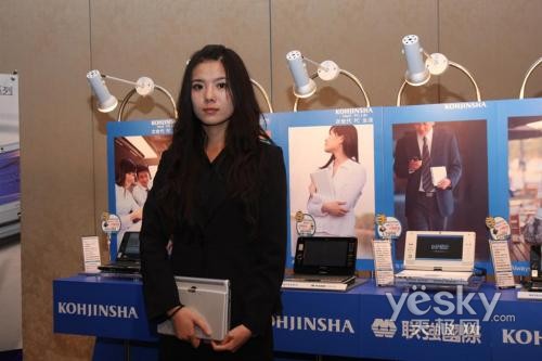 就是看美女模特穿着暴露发布会再起艳照门