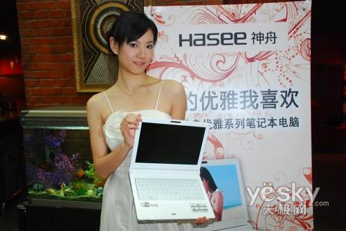 就是看美女模特穿着暴露发布会再起艳照门