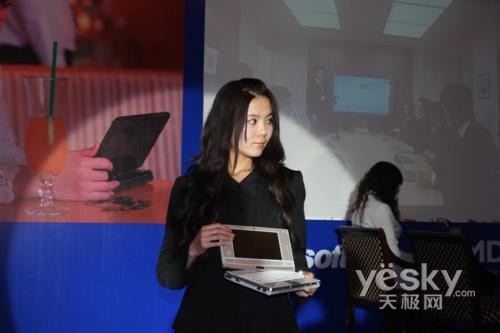 就是看美女模特穿着暴露发布会再起艳照门