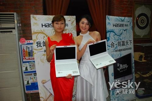 就是看美女模特穿着暴露发布会再起艳照门