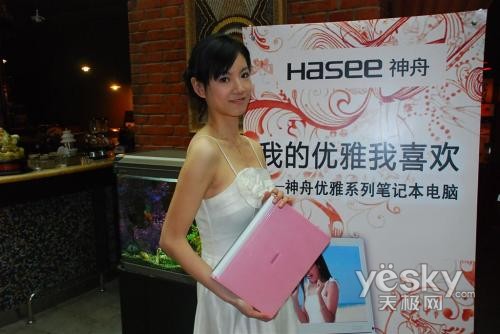 就是看美女模特穿着暴露发布会再起艳照门