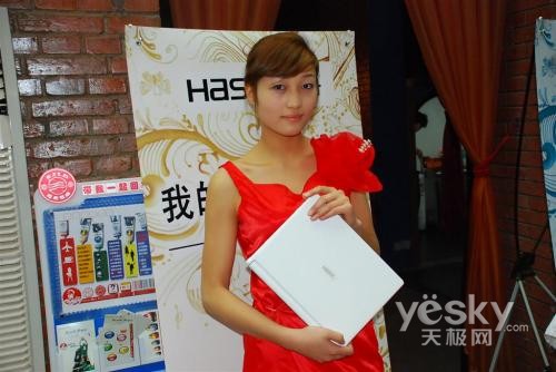 就是看美女模特穿着暴露发布会再起艳照门