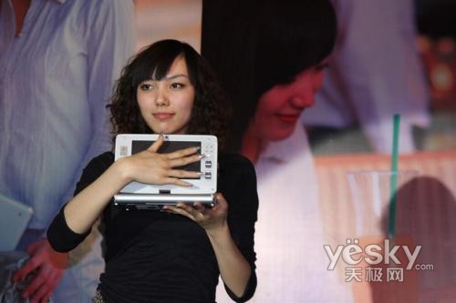 就是看美女模特穿着暴露发布会再起艳照门