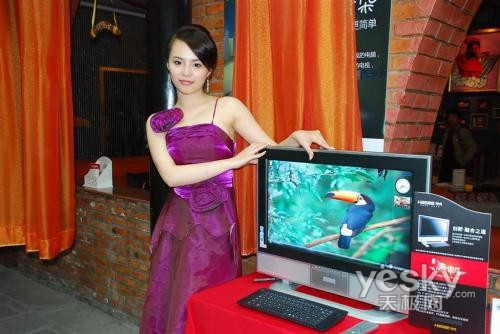 就是看美女模特穿着暴露发布会再起艳照门