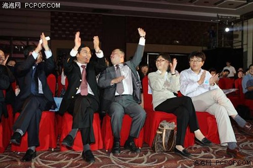 方正暑促发布会英特尔、微软爱心认捐