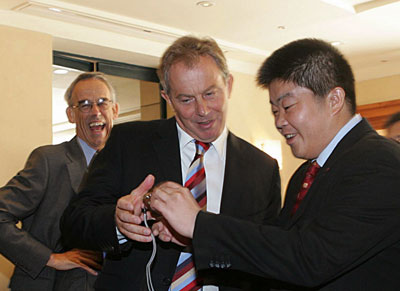 科技时代_达沃斯论坛布莱尔再话爱国者数码相机