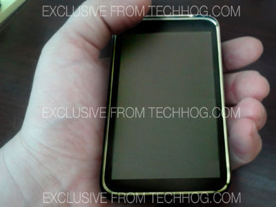 科技博客Tech Hog 5月底公布了一张据称是下一代Nexus手机测试版的照片