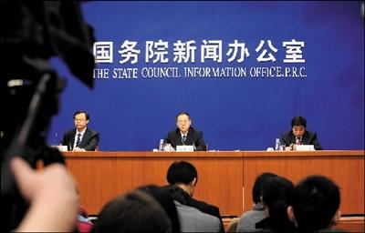 　　昨天，国务院新闻办在北京举行新闻发布会，邀请工业和信息化部党组成员、总工程师朱宏任(中)等人介绍2010年全国工业通信业运行形势，解读当前工业、通信业领域热点难点问题，并答记者问。新华社发