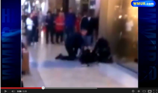 路人手机视频截图，警察将李小姐按倒在地，并使用了电击枪。