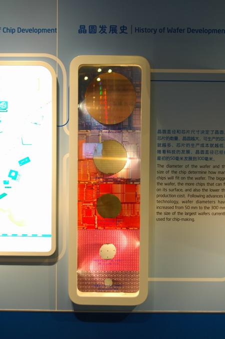 英特尔纪念晶体管60年展示直径最大硅柱(多图)