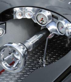 男子造平板汽车配喷气发动机时速160公里