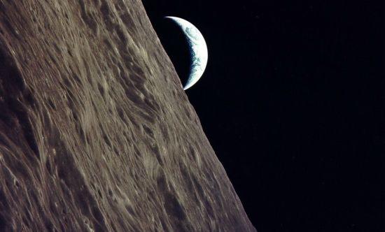 人类登月珍贵照片：月球上的“地出”