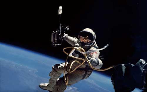 人类第一次太空出舱活动_科学探索