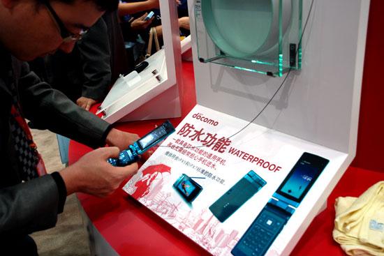 图文:NTTDoCoMo展台_通讯与电讯