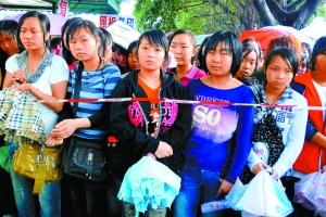 富士康招工应聘者冒雨连夜排队(组图)