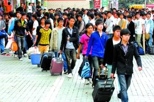 富士康招工应聘者冒雨连夜排队(组图)