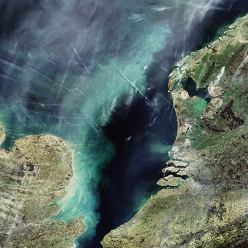 英媒公布4月地球卫星照片：拍到飞机尾迹(图)
