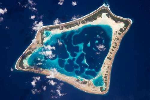 英媒公布4月地球卫星照片：拍到飞机尾迹(图)