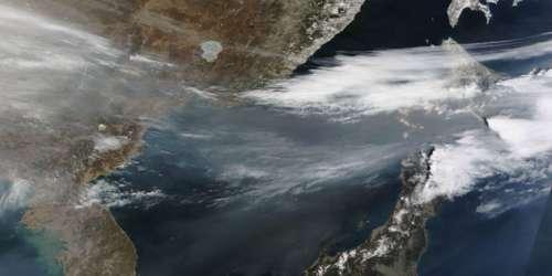 英媒公布4月地球卫星照片：拍到飞机尾迹(图)