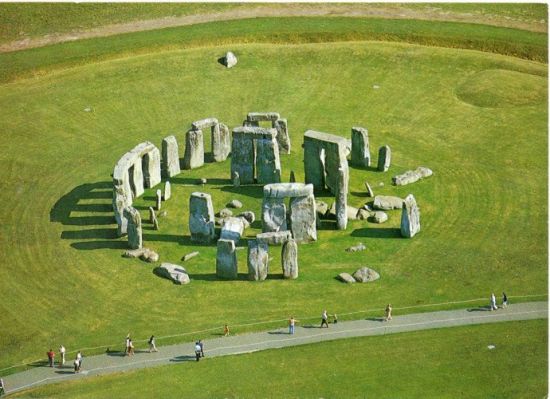 英国的埃夫伯里(Avebury)石阵