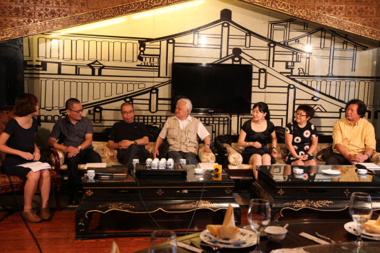 “中国优秀图画书典藏系列”主创接受新浪网育儿频道采访(从左至右：新浪育儿叶宇桑，画家詹同之子詹咏，画家胡永凯，画家张世明，副主编殷健灵，出版人颜小鹂，副主编冯念康)
