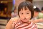 新浪娱乐讯 11月11日，韩寒在微博首次曝光5张女儿的正面照，小宝贝眼睛极大，十分可爱。此前，韩寒携女曾被偷拍，韩寒解释称此举也是想避免再被打扰。
