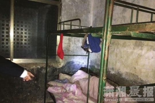  The center of Ouyanghai Town, Guiyang County, is quite small. A red scarf hangs on the iron frame of the upper bunk of Xiaobin's (pseudonym) bed. Figure/Provided by respondents
