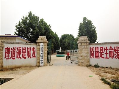 　7月3日，东平县银山镇银悦宾馆。去年12月23日，晴晴称在这里被三名男子强奸。