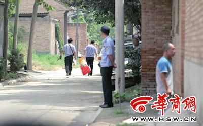 记者黄利健摄 　 昨日，西安市阎良区谭家村，警方在事发的孙某家里勘查现场后，将提取的物证带走。