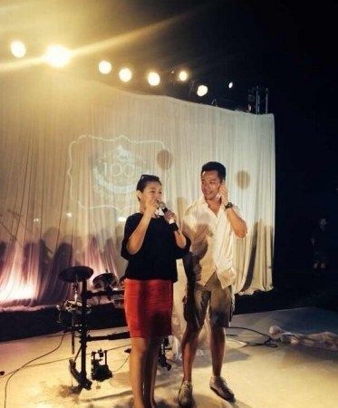 图 女儿百日宴上大S水桶腰示人