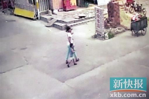 女嫌疑人将小杰带走。视频截图翻拍