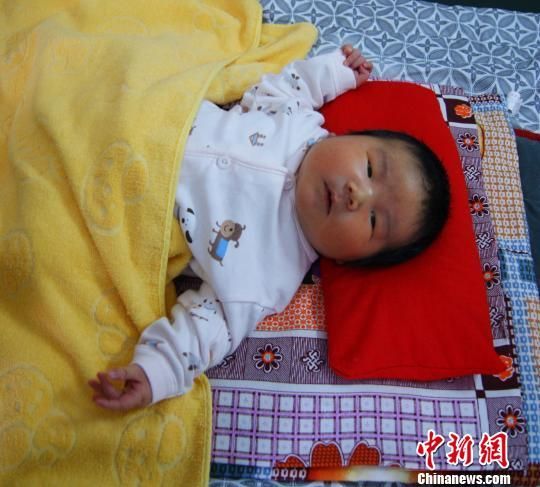 平泉县出生的12.4斤重巨婴 焦杨卓玛 摄
