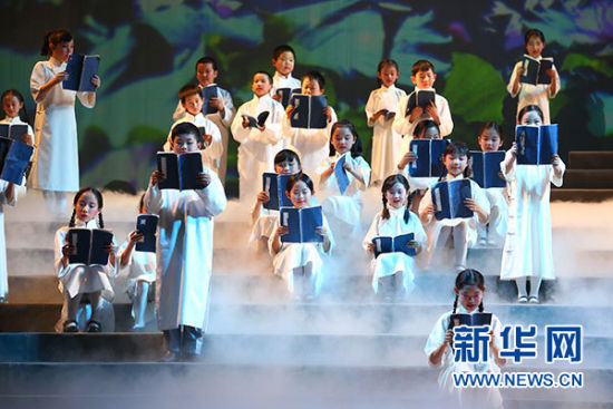 清华大学附属小学日前迎来百年华诞1000多名师生同台公演百年校史剧《丁香花开》（清华附小 供图）