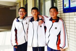救人的三个男孩，林忠超(左)、林璠(中)、戴祖成(右) 现代快报记者 徐洋 摄