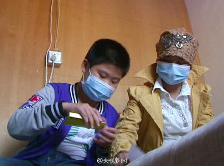 11岁男孩捐髓救母
