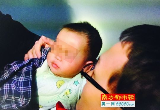 两疑犯被控制现场，小孩就睡在两疑犯中间，被警察抱起后还在熟睡。 警方供图