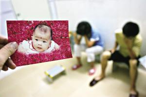 夫妻无力抚养抛弃2岁患脑瘤女儿(图)