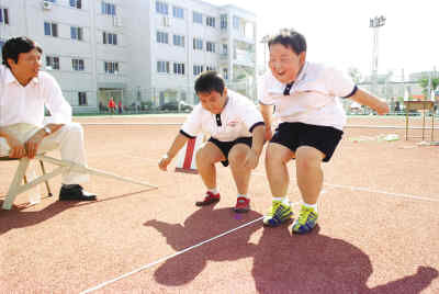 北京市教委健康教育所舉辦的小胖墩運動會上，肥胖小學生積極參加體育競技。